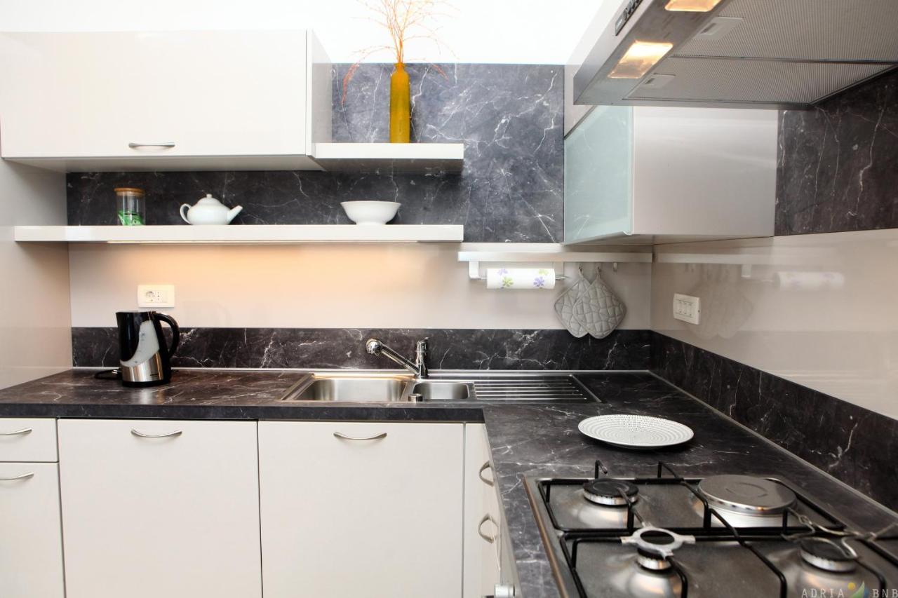 Classy Apartment With Garden View Laura Порторож Экстерьер фото