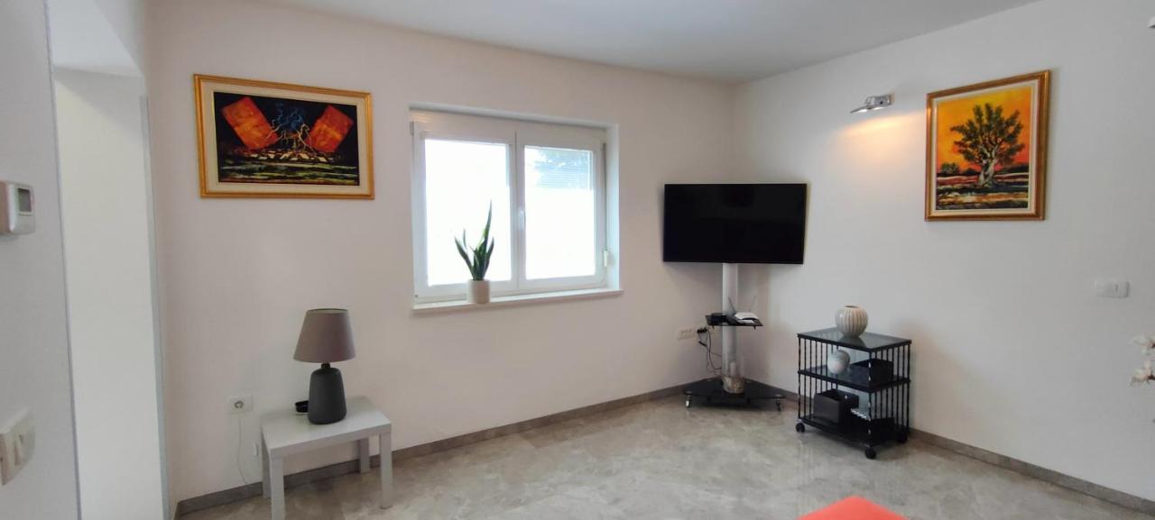 Classy Apartment With Garden View Laura Порторож Экстерьер фото